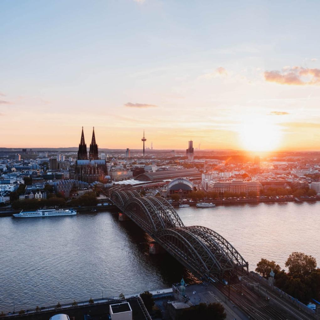 Sonnenuntergang fotografiert von der linken Rheinseite. Man sieht den Kölner Dom und die Hohenzollernbrücke.