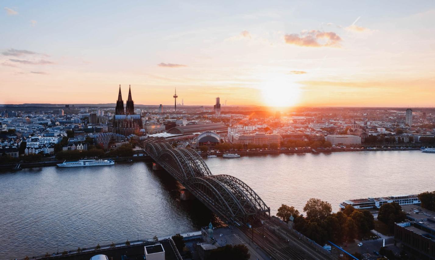 Sonnenuntergang fotografiert von der linken Rheinseite. Man sieht den Kölner Dom und die Hohenzollernbrücke.