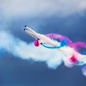 Flugzeugshow mit Farben im Himmel