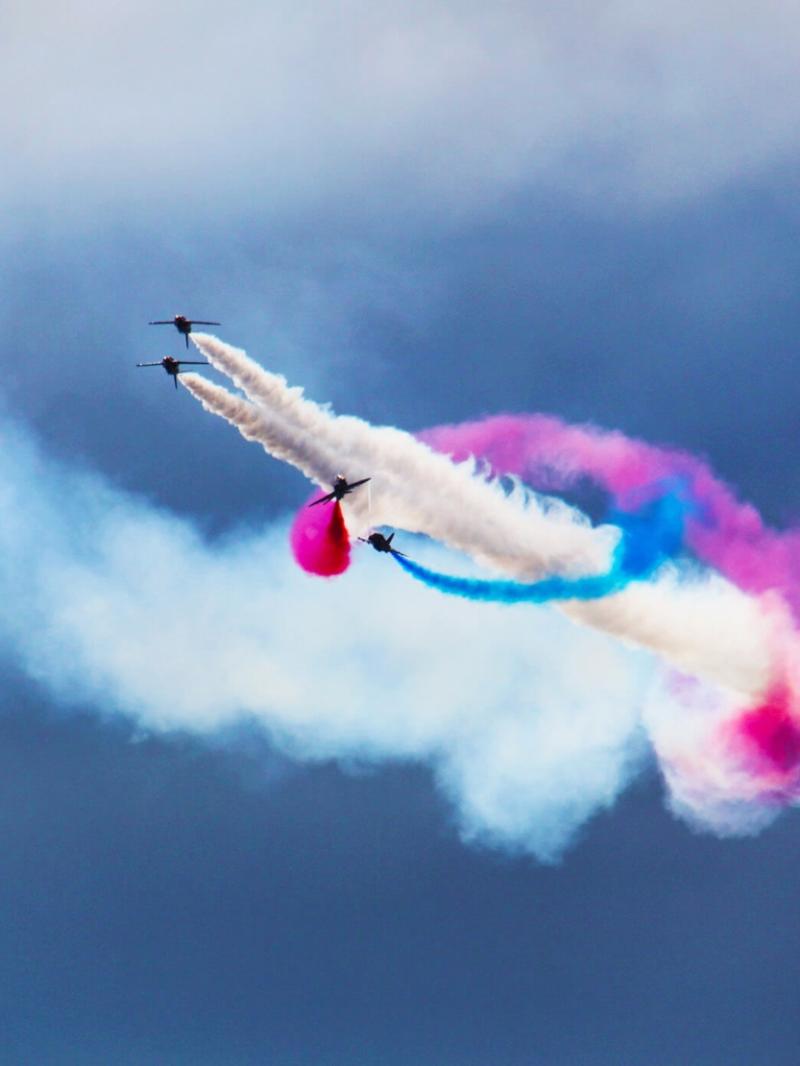 Flugzeugshow mit Farben im Himmel