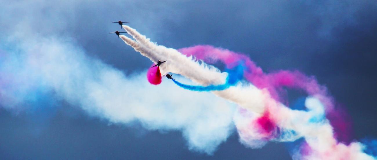 Flugzeugshow mit Farben im Himmel